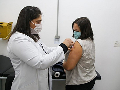 Barueri não seguirá nota técnica da Secretaria de Estado da Saúde e continuará vacinando pessoas com