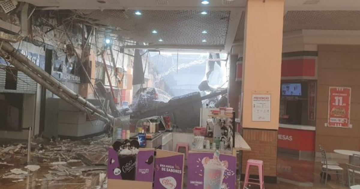 Parte do teto de shopping em Osasco desaba e causa pânico
