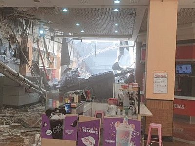 Parte do teto de shopping em Osasco desaba e causa pânico