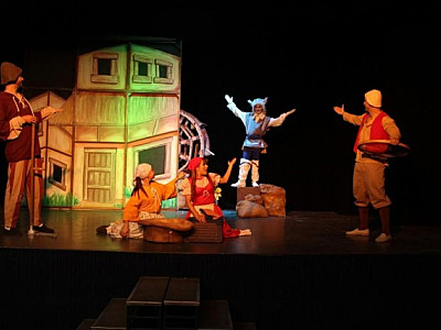 Santana de Parnaíba recebe peça "O gato de botas no aniversário da cidade" nesta segunda-feira (4)