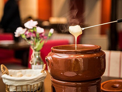 Com dias frios, restaurantes abrem temporada de sopas, fondues e pratos quentes