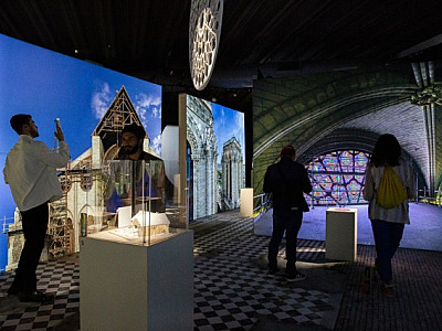 MIS oferece combo promocional para mostra que transporta o público para a Catedral de Notre-Dame