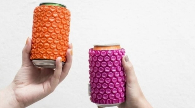 Marca carioca faz sucesso com roupas e acessórios de plástico bolha