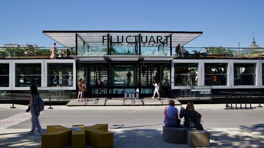 Museu flutuante com livraria e bar é inaugurado em Paris