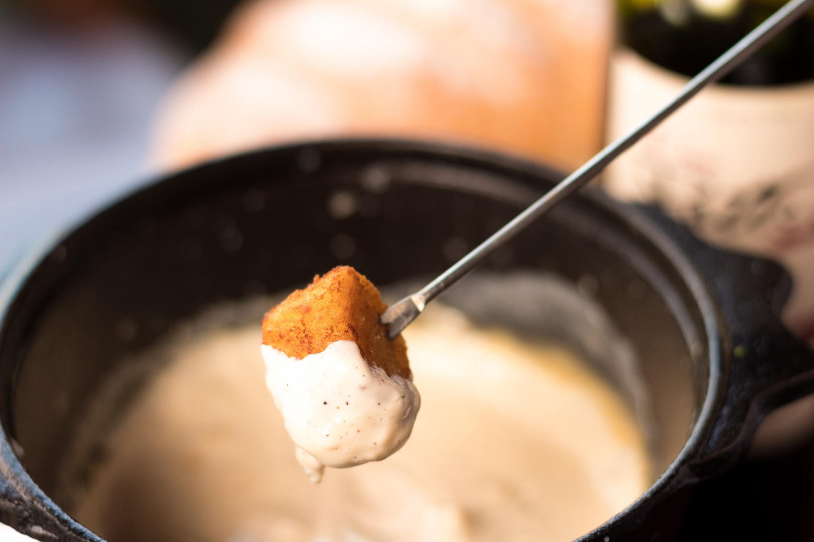 Nhoque frito vira estrela de fondue em São Roque