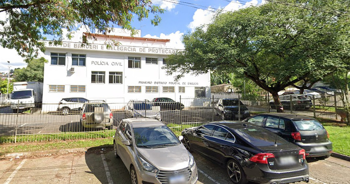 Em Barueri, motorista perde controle de carro, atropela motoboy e danifica veículos