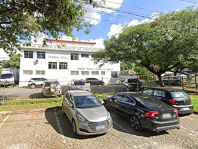 Em Barueri, motorista perde controle de carro, atropela motoboy e danifica veículos