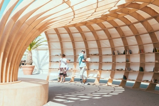 Bulgária cria biblioteca ‘portátil’, aberta e de madeira para ser instalada na rua