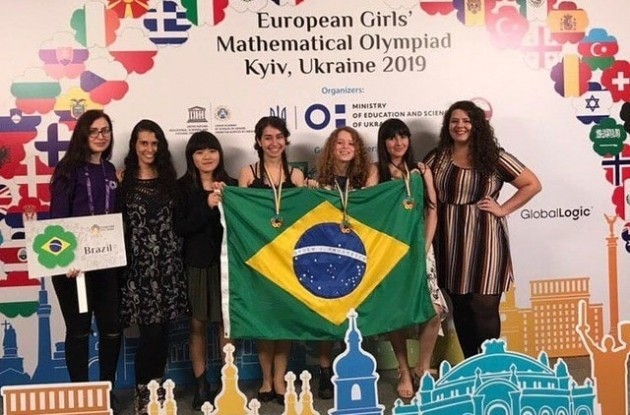 Brasileiras fazem história com ouro inédito em olimpíada de matemática na Europa