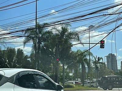 Moradora de Alphaville faz reclamação sobre fios caídos na Alameda Rio Negro