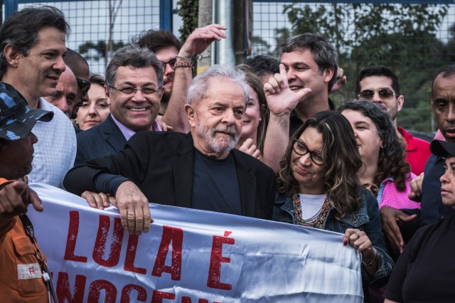 Lula deixa carceragem da PF em Curitiba com discurso de "campanha", mesmo inelegível