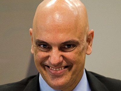 Moraes decreta prisão domiciliar de Bolsonaro e confisco do celular