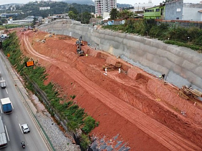 Barueri: Obras de contenção avançam no km 26 da Castello Branco