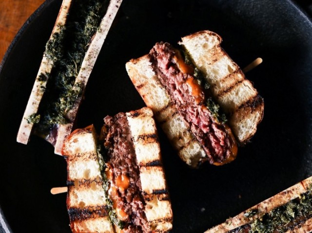 Raw Burger N Bar se une à casa Casa Carbone para celebrar Dia do Hambúrguer