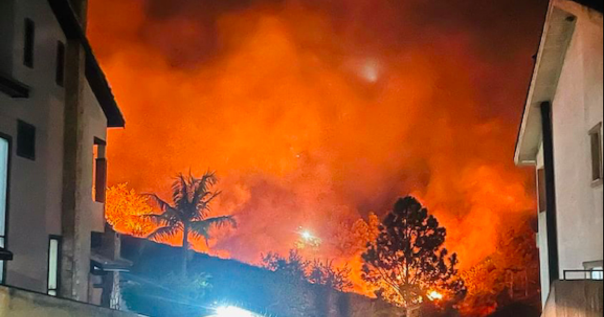Incêndio atinge área de mata próxima a residencial em Aldeia da Serra