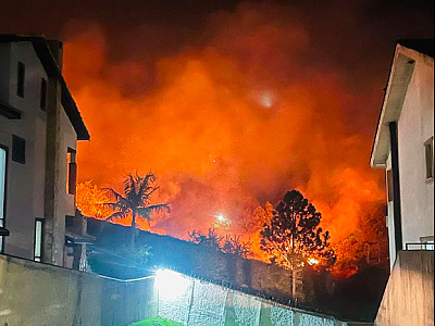 Incêndio atinge área de mata próxima a residencial em Aldeia da Serra
