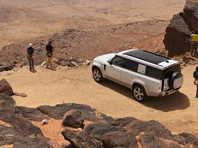 Land Rover anuncia a chegada do novo Defender 130