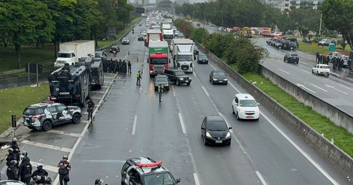 Após 40 horas, faixas daCastello Branco são liberadas