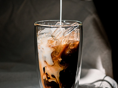 5 opções refrescantes de café para driblar o calor