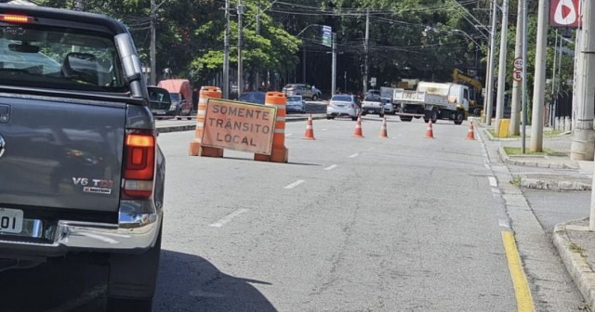 Para reparar buraco, Avenida Juruá é interditada