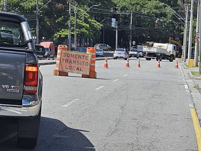 Para reparar buraco, Avenida Juruá é interditada