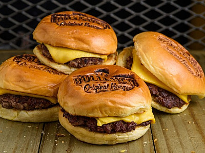 Bullguer presenteia consumidores com vouchers no Dia do Hambúrguer