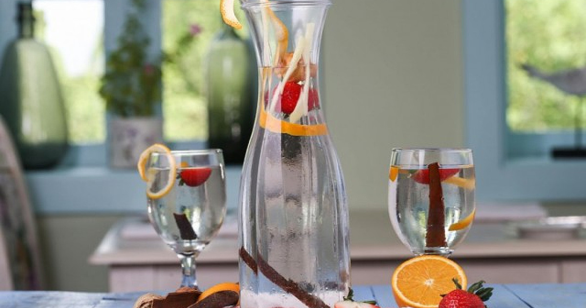 8 opções diferentonas de água saborizada para se hidratar no verão