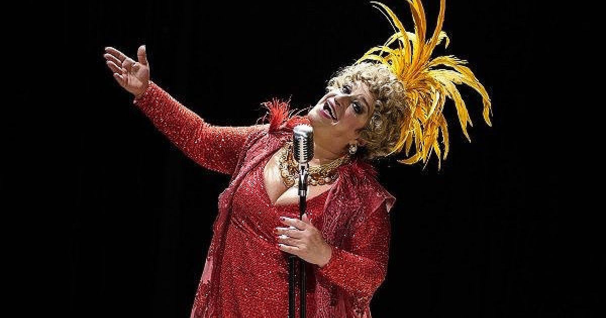 Praça das Artes de Barueri recebe espetáculo "Nasci pra ser Dercy"