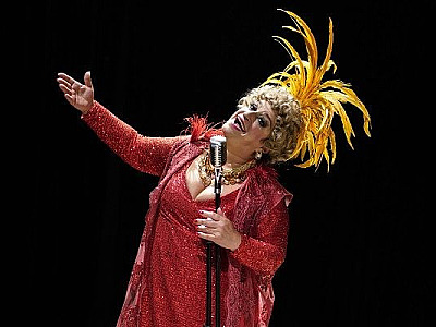 Praça das Artes de Barueri recebe espetáculo "Nasci pra ser Dercy"