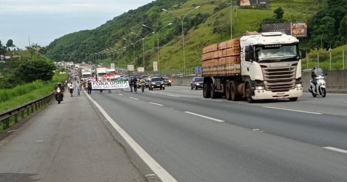 Caminhoneiros bloqueiam duas pistas da Castello Branco em Barueri