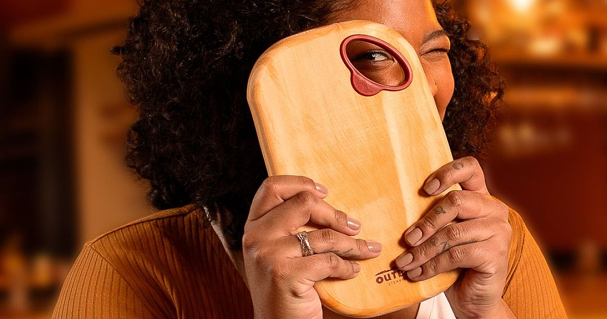 Outback lança versão especial de tábua para clientes levarem para casa