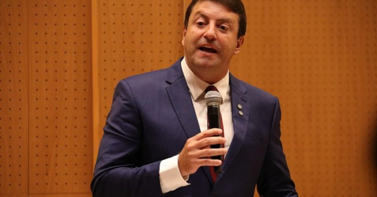 Elvis reduz próprio salário para controlar despesas em Santana de Parnaíba