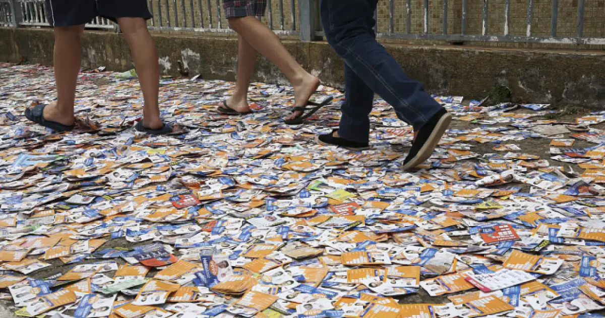 Espalhar santinhos e materiais eleitorais neste domingo é crime; confira outras ações proibidas