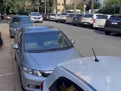 Morador de Alphaville faz denúncia sobre veículos estacionados de forma irregular na Praça Oiapoque