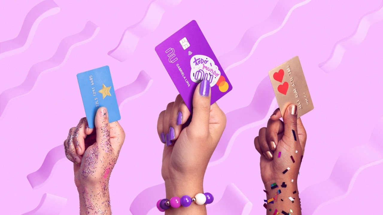 Nubank distribuirá adesivos para combater golpe de troca de cartões no Carnaval