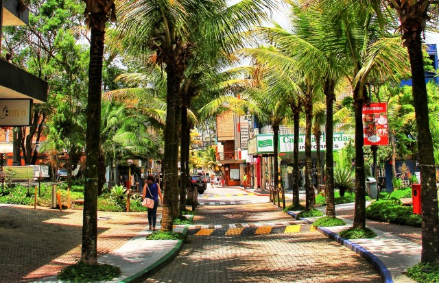 Centro Comercial tem drive-thru para compras do Dia dos Namorados
