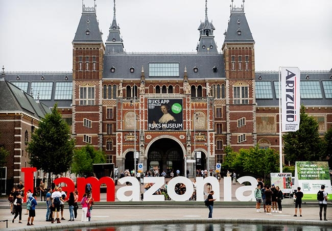 Famoso letreiro de Amsterdã faz alerta em defesa da Amazônia