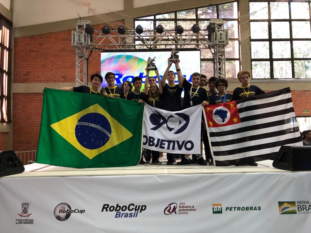 Alunos do Objetivo garantem vaga para Brasil no torneio de Robótica na França