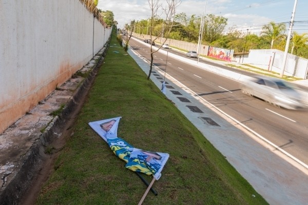 Moradores reclamam de propaganda irregular do Marmo Cezar