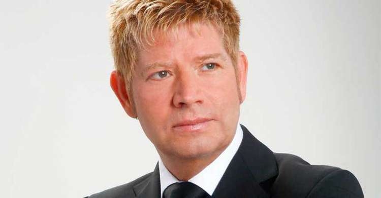 Corpo do cantor Roberto Leal será enterrado nesta segunda (16)