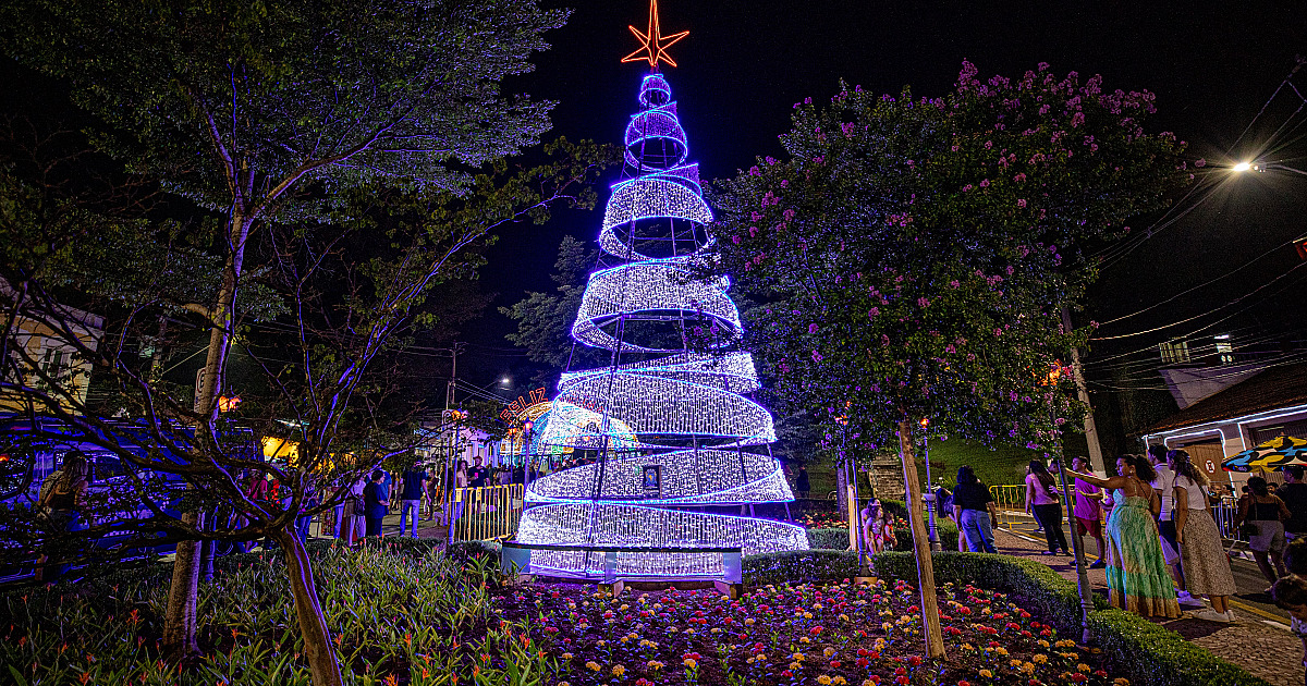 Para reforçar o clima festivo, mais de 700 mil microlâmpadas de LED iluminam pontos como a Praça 14 de Novembro e Praça das Bandeiras