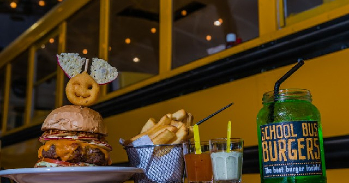 Com ambiente família e porções caprichadas, School Bus Burgers abre as portas