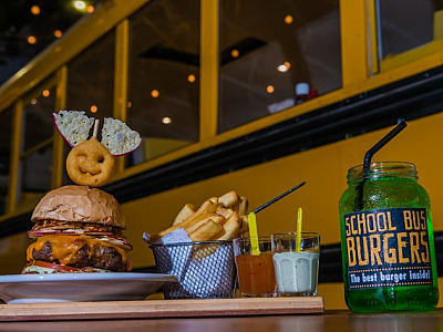 Com ambiente família e porções caprichadas, School Bus Burgers abre as portas