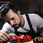 Do concreto a confeitaria: engenheiro de Alphaville transforma paixão por doces em negócio