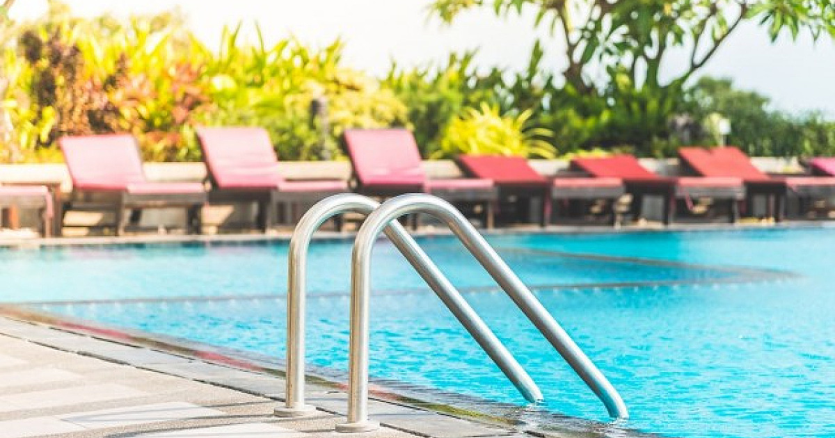 No verão, condomínios devem reforçar regras para uso da piscina