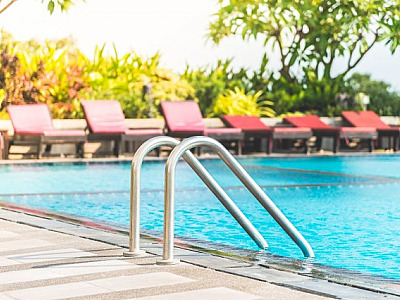 No verão, condomínios devem reforçar regras para uso da piscina