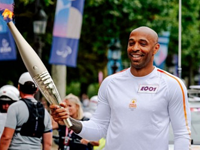 A menos de duas semanas do início das Olimpíadas, chama olímpica chega a Paris