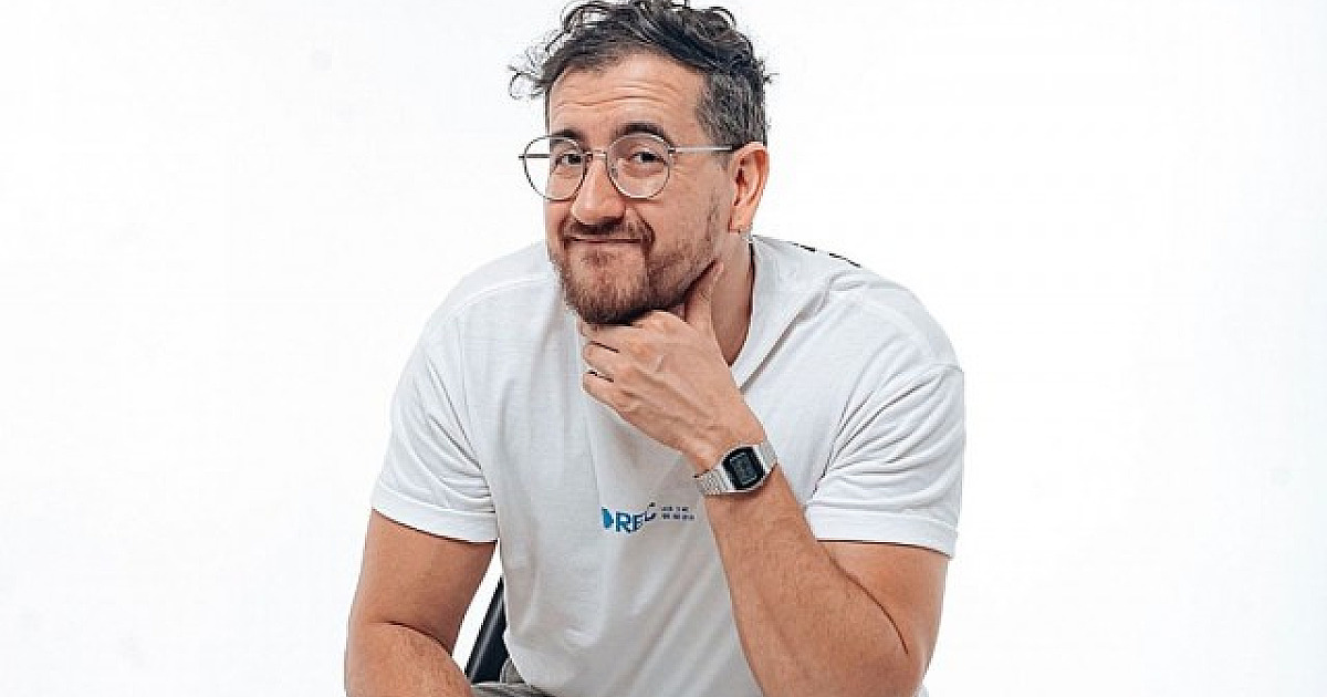 Afonso Padilha apresenta novo solo de stand-up no Teatro Barueri em 1º de junho