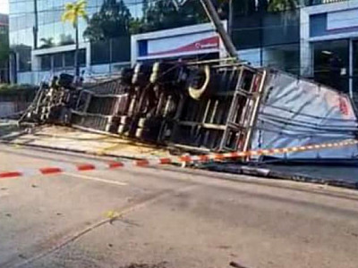 Assaltantes roubam carreta, capotam em Alphaville e morrem