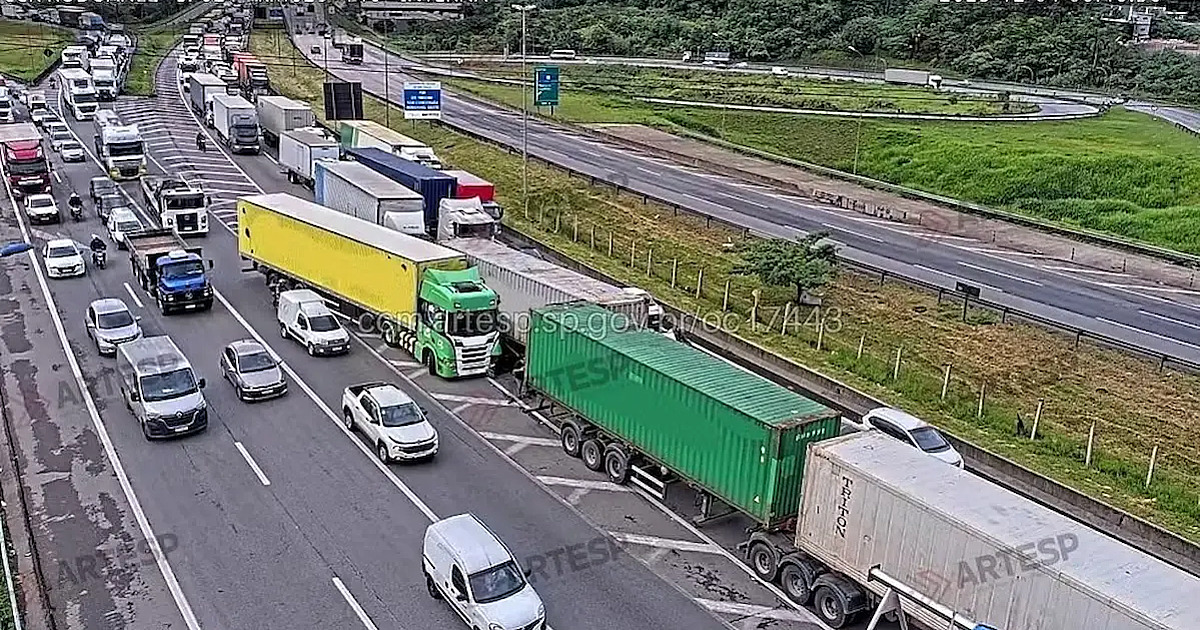 Acidente com cinco carretas causa 21 km de filas no Rodoanel